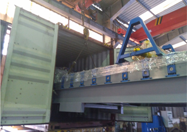 cargando la máquina formadora de azulejos esmaltados y la cumbrera que forma el contenedor de la máquina para los clientes filipinos